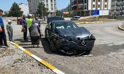 İki araç çarpıştı, yaralı çok