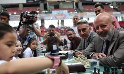 Baba ile oğullarının katıldığı satranç turnuvası düzenledi