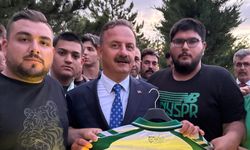 Nalçacı’dan Ağıralioğlu’na Konyaspor forma hediyesi