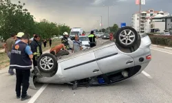Takla atan otomobildeki 4 kişi yaralandı