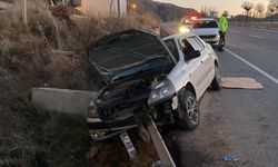 Bariyerlere çarpan otomobildeki  2 kişi yaralandı