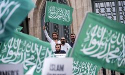 Leman dergisi binlerce kişi tarafından protesto edildi