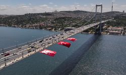 İstanbul Boğazı'ndaki köprülere Türk bayrağı asıldı