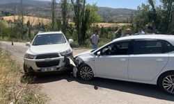İki otomobil çarpıştı: 1 yaralı