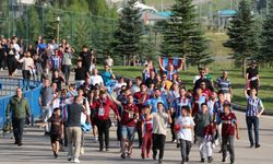 Trabzonsporlu futbolcular taraftarla bir araya geldi