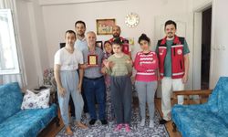 Hataylı depremzede aileye Konya'da teşekkür plaketi verildi