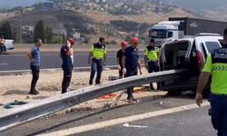 Hafif ticari araç bariyerlere ok gibi saplandı: 2 ölü