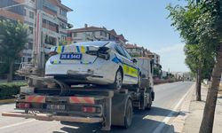 Kazayı incelen polis aracına otomobil çarptı