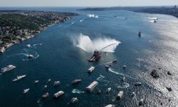 İstanbul Boğazı 253 şehit için kırmızıya büründü