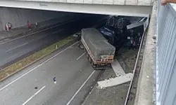 TIR ile otomobil çarpıştı: 3 ölü, 5 yaralı