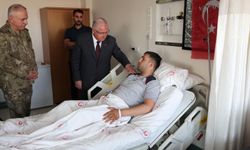 Milli Savunma Bakanı, hastanedeki askerleri ziyaret etti