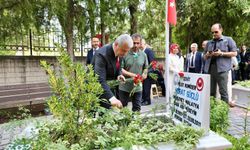 Vali Akın şehitleri kabri başında andı