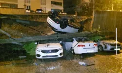 Duvarın yıkılması sonucu araçlar hasar gördü