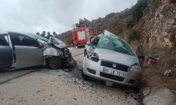 İki otomobil çarpıştı, 4 yaralı var