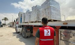 Türk Kızılay'ının 165 tırı Refah Sınır Kapısı'ndan geçmeye başladı