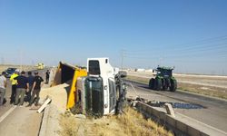 Konya'da kum yüklü kamyon devrildi