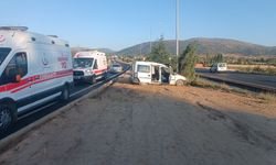 Kontrolden çıkan hafif ticari araç direğe çarptı: 5 yaralı