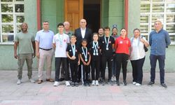 Madalyalarla dönen sporcular Öztürk'ü ziyaret etti