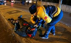 Buzlu yol sürücülere tuzak oldu! Motosikletten savruldu