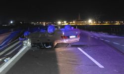 Beton mikserine çarpan otomobil devrildi! 1 yaralı