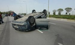 Feci kaza! Ticari araç ile çarpışan otomobil takla attı