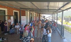 Akşehir’de ilkokul öğrencileri yaşlı çınarların yüzünü güldürdü