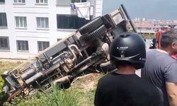 Bursa'da korku dolu anlar: Tonlarca ağırlıktaki dev tanker sitenin bahçesine uçtu