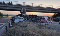 TEM Otoyolu'nda feci kaza: Halı yüklü tır otomobili altına alıp bariyerleri biçti