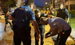 Aksaray’da sokak ortasında dehşet anları: Çıplak elle bıçağı tutan polis facianın önüne geçti