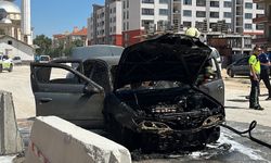 Karatay’da seyir halindeki lüks otomobil dakikalar içinde kül oldu!