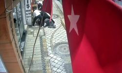 Akıllara durgunluk veren görüntüler: İzmit'in göbeğinde sokak ortasında meydan dayağı!