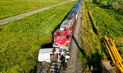 Raylarda dehşet! Sıkışan kamyoneti tren 210 metre sürükledi