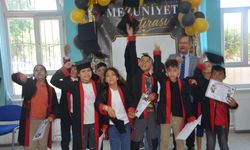 Konya'da tarihi anlar: Bir asırlık çınar yeni cumhuriyet gençlerini geleceğe uğurladı