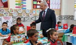 Vali Akın, karne sevincine ortak oldu