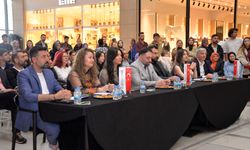 Konya’da ezber bozan defile! Dev binaları kumaş gibi işleyip podyuma çıkardılar