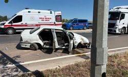 Afyonkarahisar'da bariyerlere çarpan otomobilde 3'ü çocuk 6 kişi yaralandı