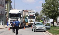 Karaman’da feci kaza! Otomobil tıra arkadan çarptı, 3 kişi yaralandı