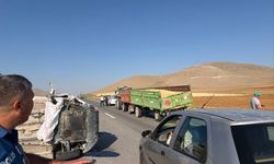Karaman’da korkutan kaza! Traktör römorkuna çarpan otomobil devrildi, genç sürücü yaralandı