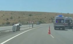 Afyonkarahisar’da kontrolden çıkan otomobil refüje devrildi: 3 kişi yaralandı