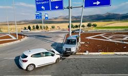 Afyonkarahisar'da kavşakta korkutan kaza: Aynı araçta bulunan çocuklar da yaralandı