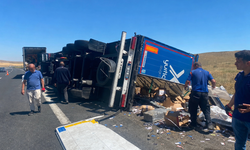 Kulu'da kargo kamyonu devrildi: 1 yaralı!