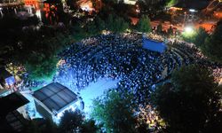 Nostalji rüzgarı Ecdat Parkı'nı sardı: 2000'lerin efsane şarkıları yüzlerce kişiyi aynı ritimde buluşturdu!
