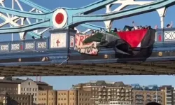 Londra sokaklarında onurlu bir dik duruş! İsrail’in esir aldığı Filistinli doktor için isyan