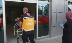 Taksinin çarptığı anne ve küçük kızı hastaneye kaldırıldı!