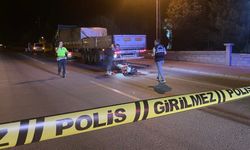 Park halindeki TIR'a çarpan motosiklet sürücüsü kurtarılamadı
