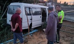 Kaza yapıp yanan minibüsü, bahçesine daldığı evin sahipleri söndürdü