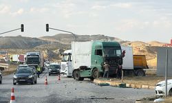 Zincirleme feci kaza! Tırla otobüs birbirine girdi…