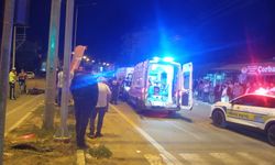 Otomobille motosiklet çarpıştı, 2 kişi yola savruldu