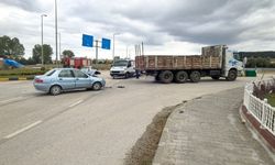 Feci kaza! Otomobil ile kamyon birbirine girdi! Yaralılar var…