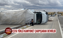 Konya'da eşya yüklü kamyonet çarpışarak devrildi
